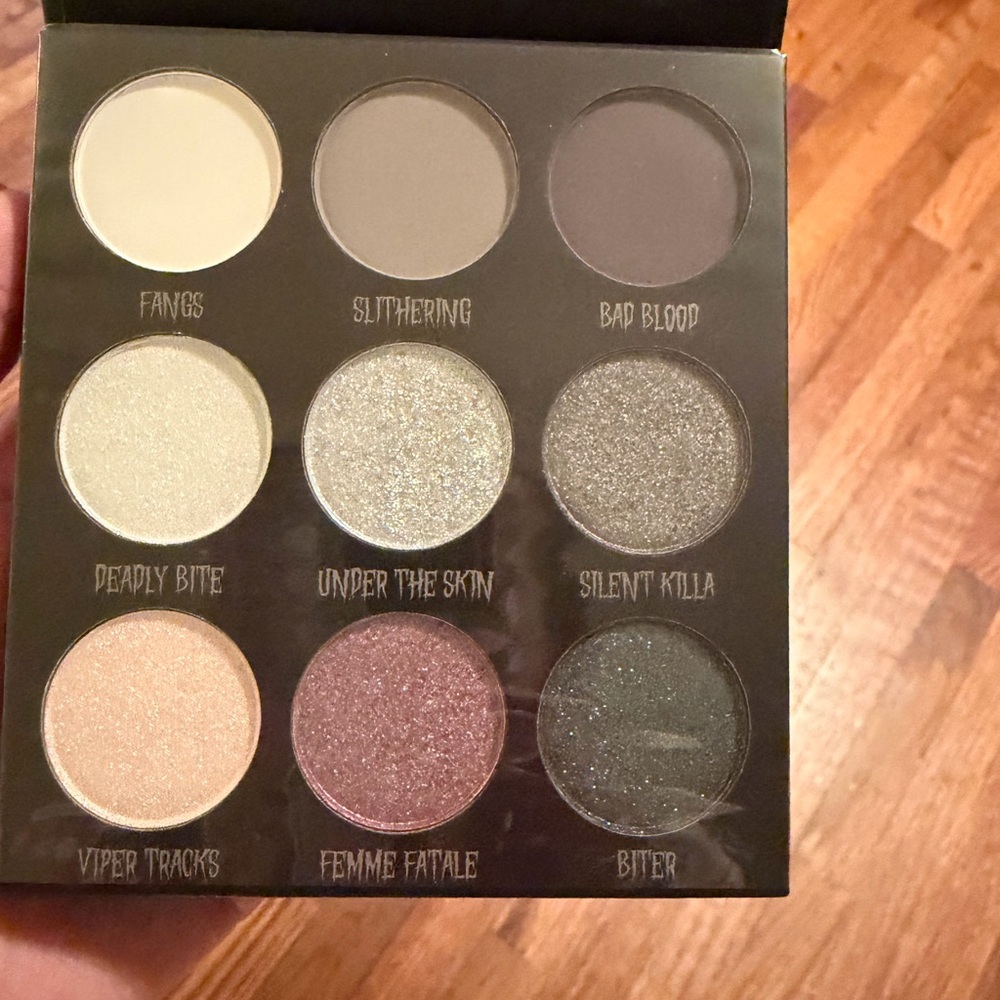 New BH Cosmetics Venom Eye Shadow Palette - Picture 2 of 5